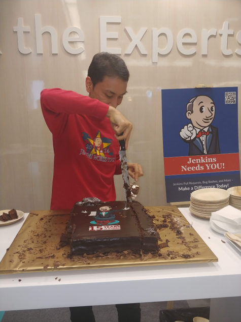 Kohsuke cutting cake